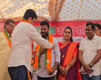 साधू हत्याकांडातील आरोपीच्याच हाती दिले कमळ