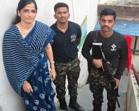  निवडणुकीचा अर्ज भरण्यासाठी महिला उमेदवाराचा गनिमीकावा