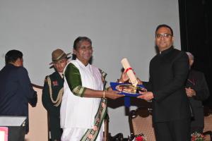 जिल्हाधिकारी डॉ. देशमुख यांचा राष्ट्रपतींच्या हस्ते सन्मान