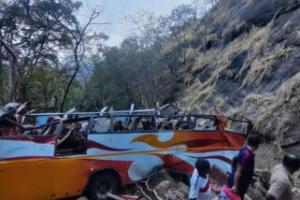 बोर घाटात बस दरीत कोसळून १२ ठार २९ जखमी