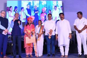 आंबेडकरी चळवळीतील ज्येष्ठ गायिका सुषमा देवी यांना आर्थिक मदत