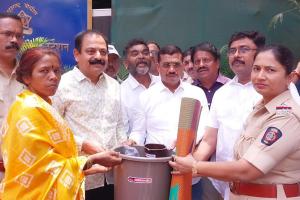 शिवसेनेच्या वतीने जळीतग्रस्त कुटुंबांना मदत