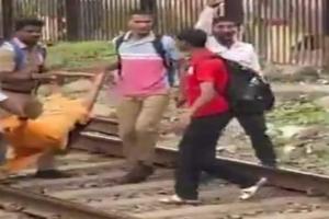 लोकलमधून पडून आठ प्रवाशांचा मृत्यू!