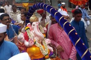 सार्वजनिक गणेशोत्सवाला महाराष्ट्र महोत्सव घोषित केल्याबद्दल जल्लोष