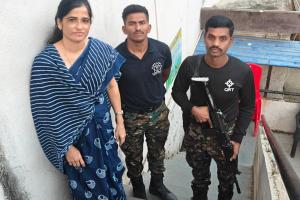  निवडणुकीचा अर्ज भरण्यासाठी महिला उमेदवाराचा गनिमीकावा