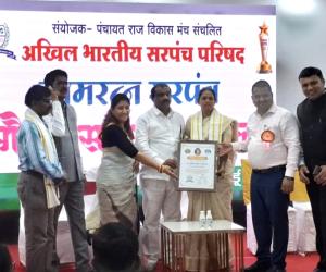 बारे खुर्द गावच्या सरपंच सविता गायकवाड 'ग्रामरत्न सरपंच' पुरस्काराने सन्मानित