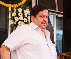 'अस्लम शेख यांची आपल्यासह कुटुंब संपवण्याची धमकी'